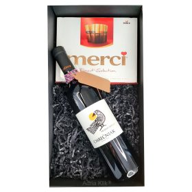 M&M Merci & Muškat- Evergreen Poklon Paket! Naruči odmah brzu dostavu Muškat Žuti 0,75l Međimurje Cmrečnjak Merci Čokolada 8 Različitih Okusa Storck 250g Crna mat kutija s prozorom, punilom i dekoracijom Ukraska trobojna špaga s kartonom dimenzija 5x9cm za pisanje posvete