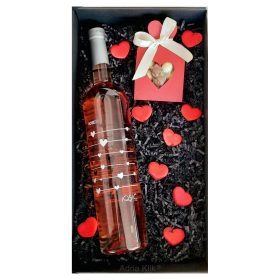 Slatki poklon paket od Srca Srcu Rose Josić etiketa Srca, Hedona Dražeje 80 g sa Srcem i s ukrasnom trakicom Hedona Artisan Chocolates - Hand made - Ručno rađeno & Crna mat kutija s prozorom i dekoracijom, punilo i 9 x Srca ukrasi Čokoladirani lješnjaci u bijeloj čokoladi i čokoladirani bademi u mliječnoj čokoladi. Hedona, grčka božica zadovoljstva, užitka i radosti Vino dobiveno od sorte Pinot crni, nježne je ružičaste boje, raskošnih voćnih aroma, mekano i skladno Ovom tipu vina zbog njegove organoletike naginje nježniji spol pa ga nazivaju i vino za dame, jer se u njemu odlikuju sve osobine nježnijeg spola. #kupujmohrvatsko #Hedona #wineandchocolate #Artisanchocolates #Josićrose #Poluslatki #Poklonpaket