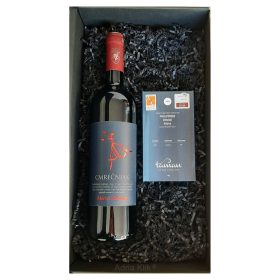 Poklonite jedinstveni Premium poklon paket koji sadrži: Merlot Mađerka 0,75l Cmrečnjak FILIPINI Mana Bean to Bar Tamna čokolada 74%, 45g Taman Artisan Chocolates Mat Crna poklon kutija s prozorom i dekoracijom