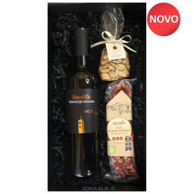 Unikatni Premium poklon paket sadrži: Istarska Malvazija 0,75l Ravalico Istarska trajna kobasica bez nitrita Prženi Slani Bademi OPG Škarić Mat crna poklon kutija s punjenjem/dekoracijom i prozorom Proizvedeno u Hrvatskoj #Ravalico #OPGŠkarić #Histris
